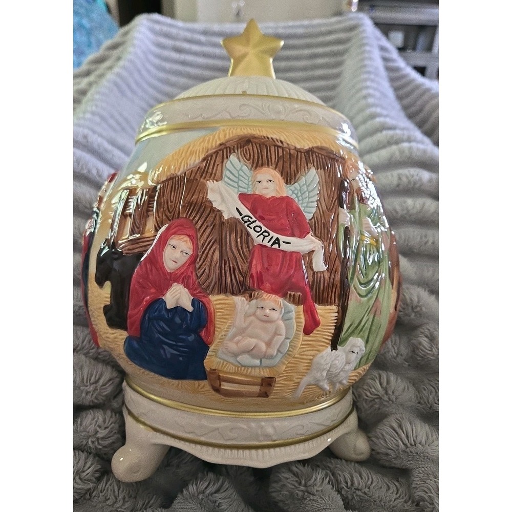 CHRISTMAS FOOTED COOKIE JAR WITH NATIVITY SCENE ART WORK JAY IMPORT EUC!!